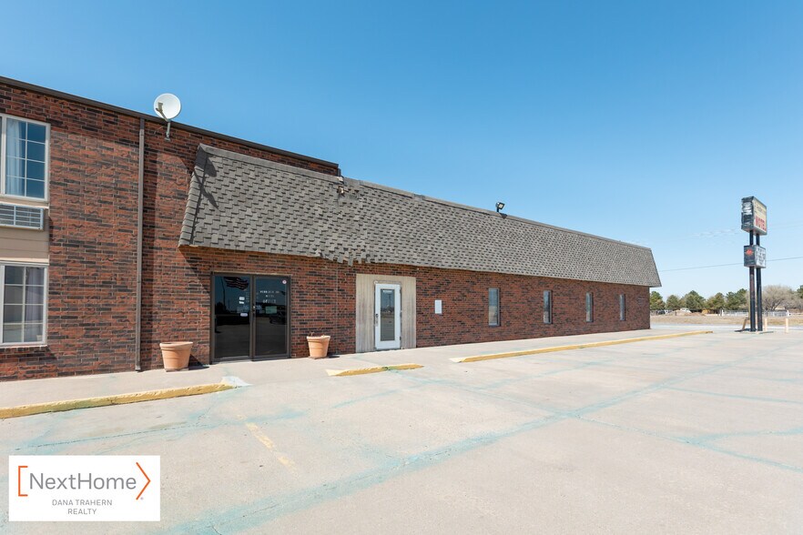 2093 W Oklahoma Ave, Ulysses, KS à vendre - Photo du bâtiment - Image 2 de 27
