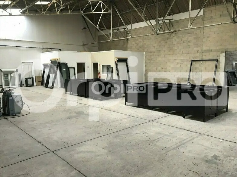 Retail in Reims for lease - Interior Photo - Image 2 of 2