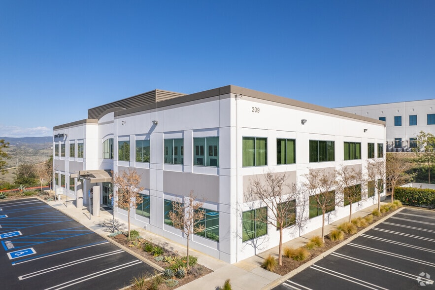 209 Avenida Fabricante, San Clemente, CA for lease - Primary Photo - Image 1 of 19