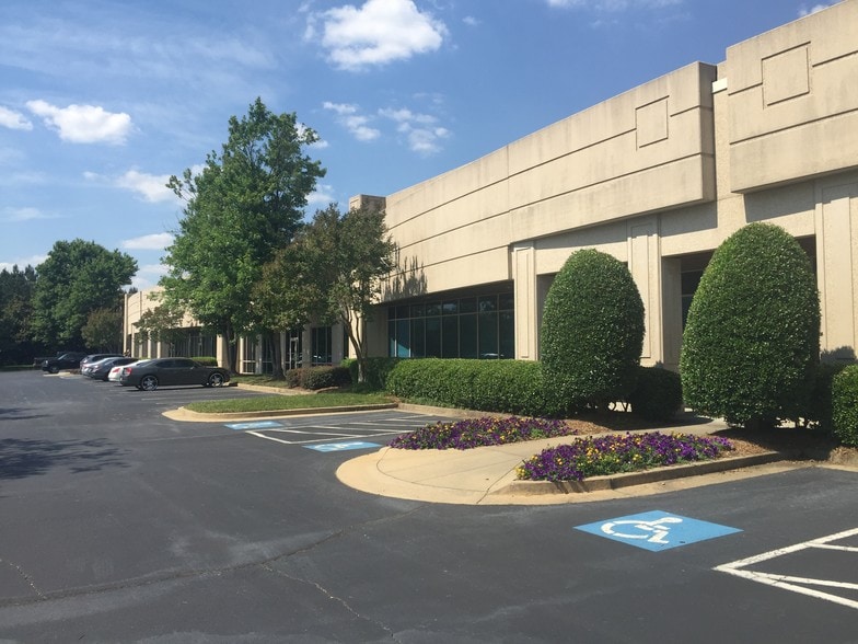 2450 Commerce Ave, Duluth, GA for lease - Building Photo - Image 2 of 8