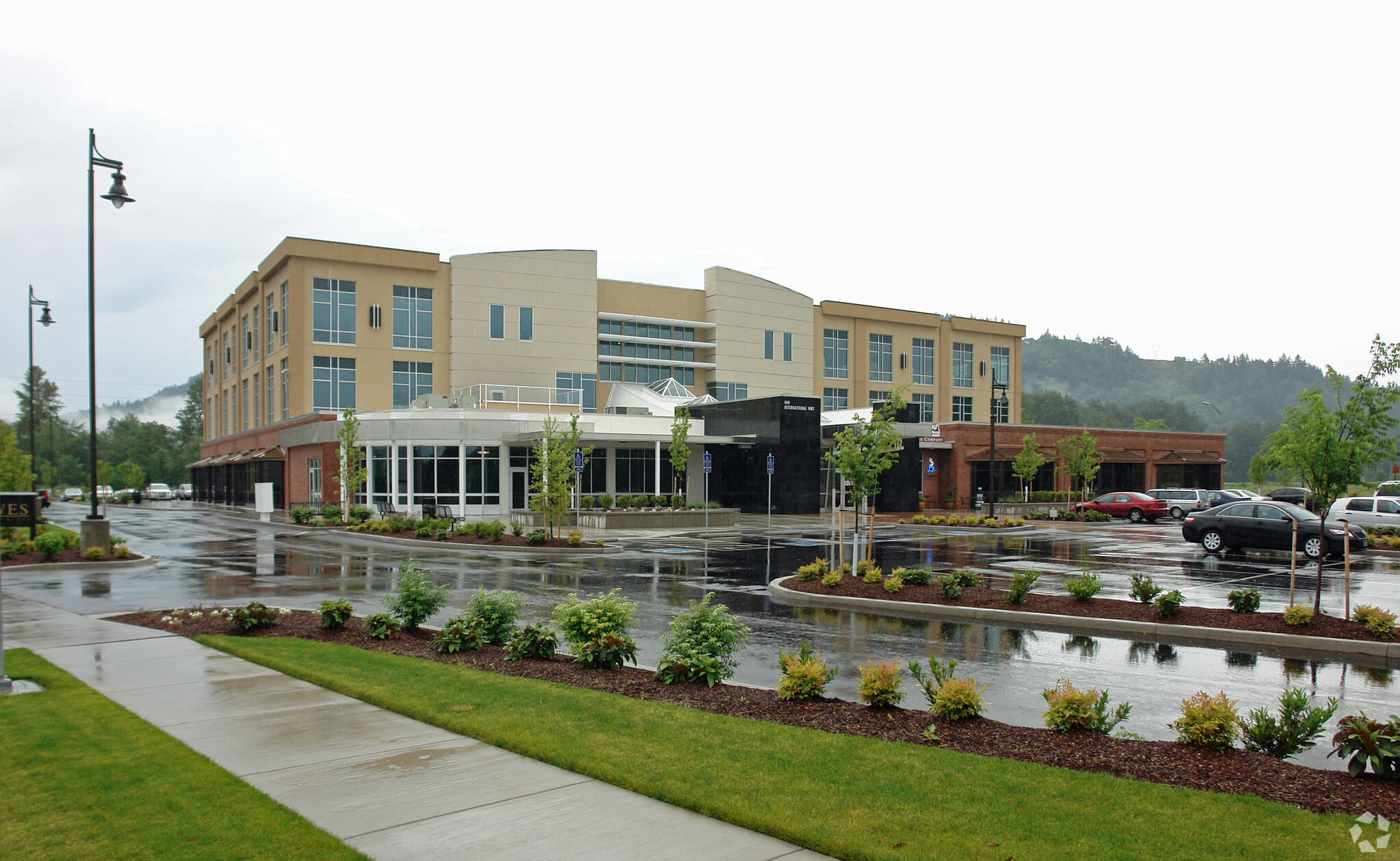 400 International Way, Springfield, OR for lease Building Photo- Image 1 of 12