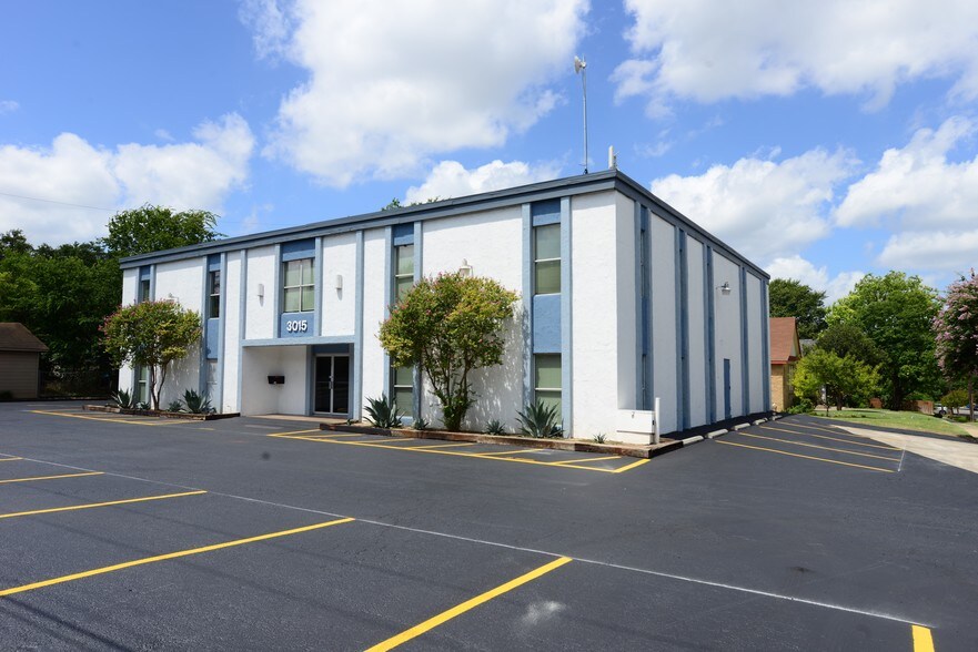 3015 San Pedro Ave, San Antonio, TX à louer - Photo du bâtiment - Image 3 de 8