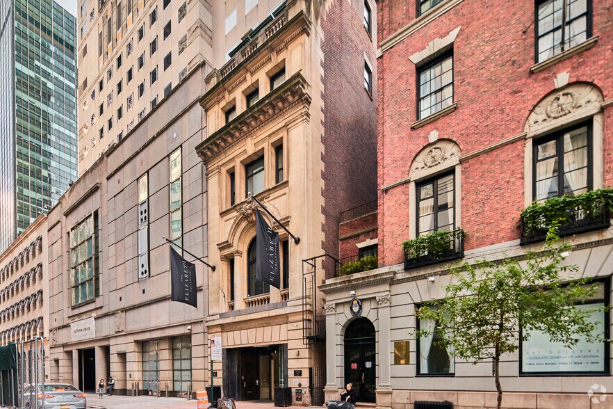 10 W 56th St, New York, NY à louer - Photo du bâtiment - Image 1 de 5