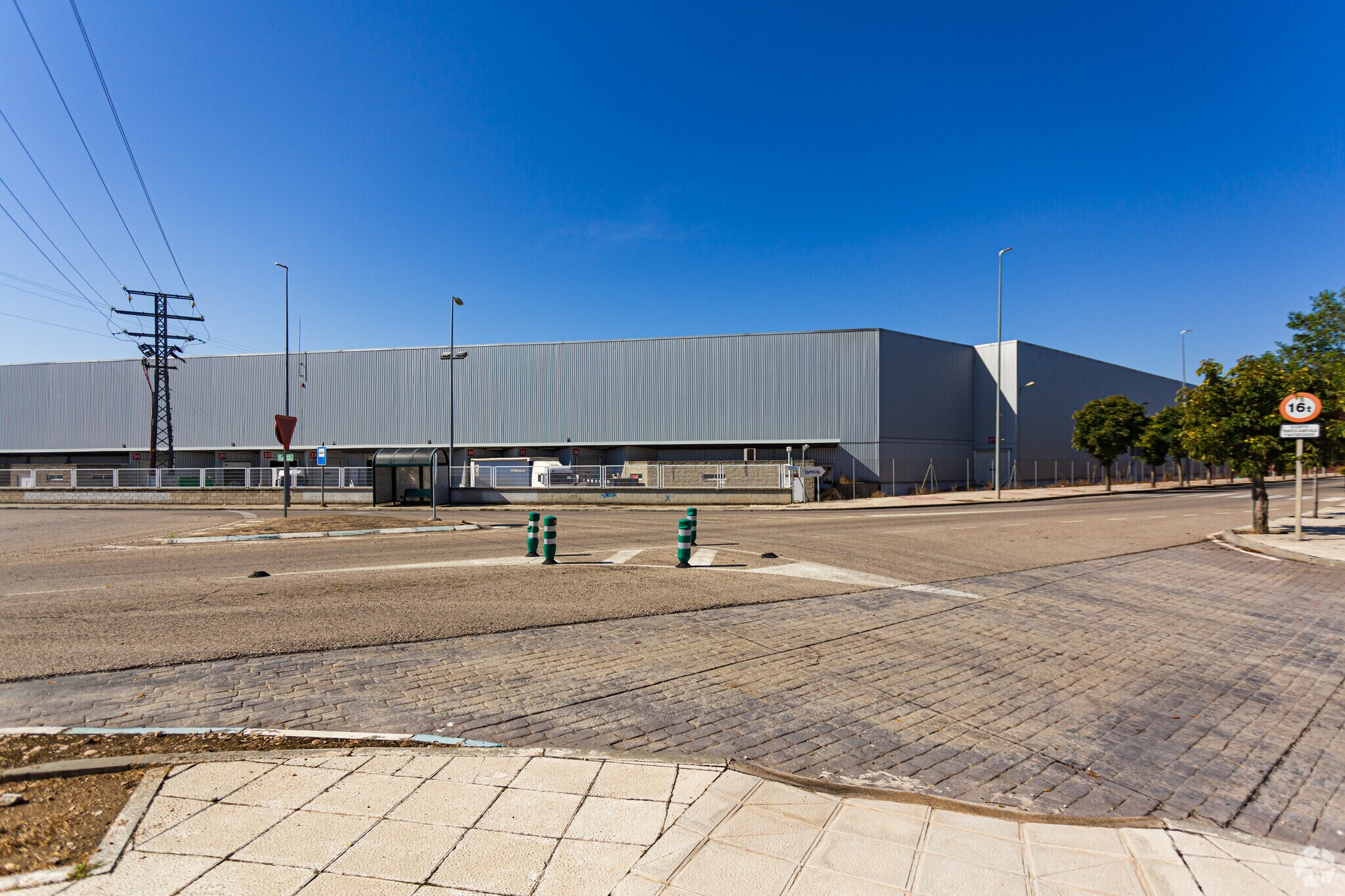 Industrial in Alovera, Guadalajara for lease Primary Photo- Image 1 of 5