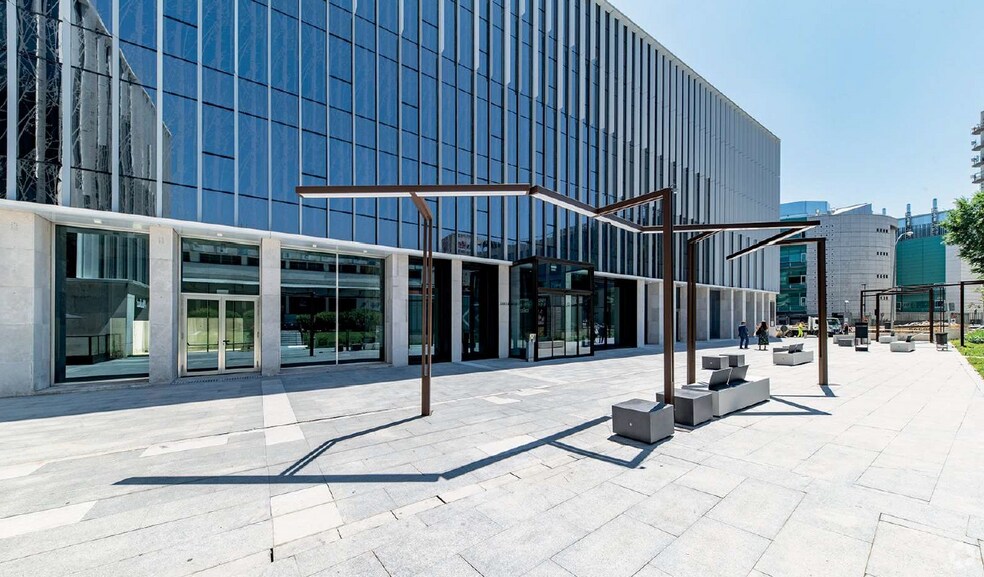 Calle Julián Camarillo, 19, Madrid, Madrid for lease - Building Photo - Image 3 of 5