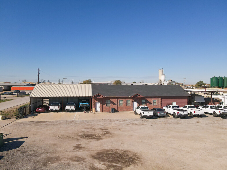 1732 E Hicks Field Rd, Fort Worth, TX for sale - Building Photo - Image 1 of 4