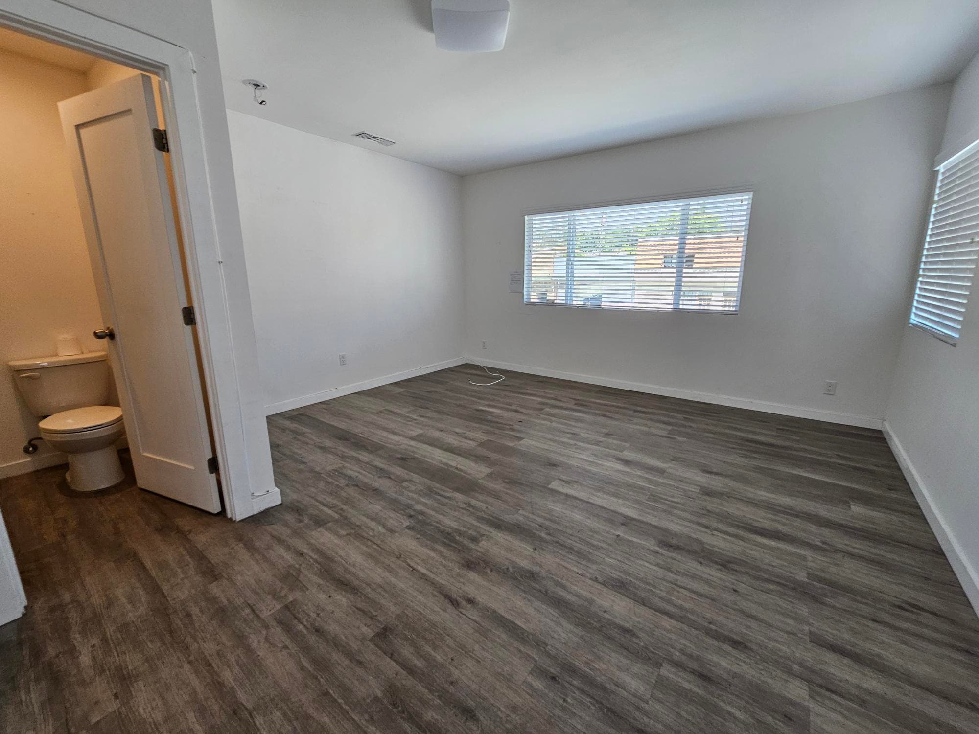 2952 Honolulu Ave, Glendale, CA for lease Interior Photo- Image 1 of 3