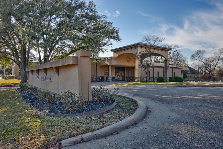 501 E Washington Ave, Navasota, TX à vendre - Photo du bâtiment - Image 3 de 22