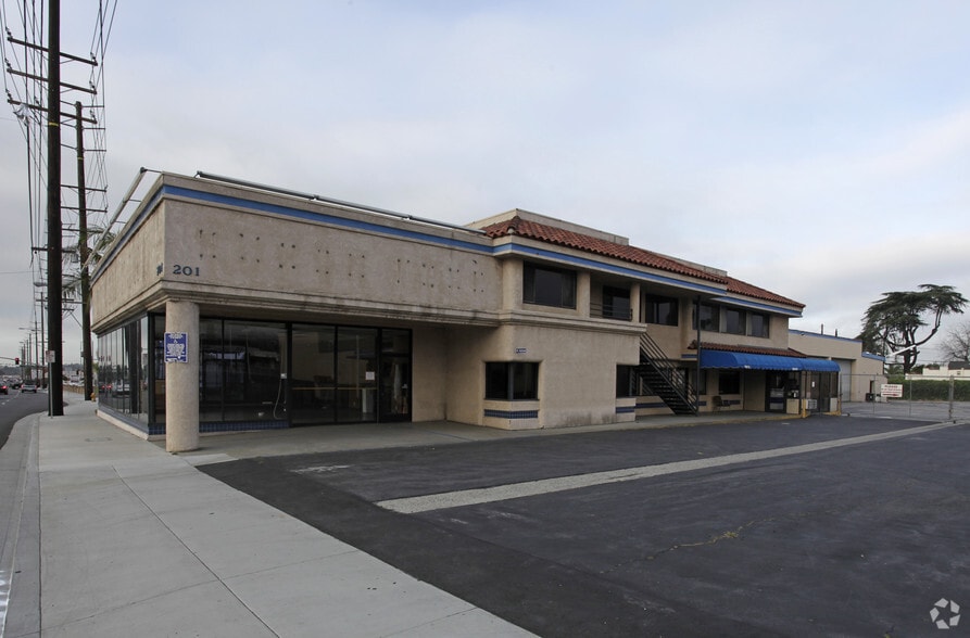 Harbor & La Habra portfolio of 2 properties for sale on LoopNet.ca - Building Photo - Image 2 of 4