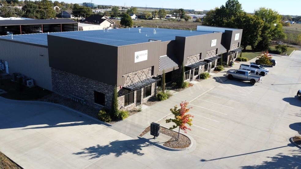 920-920 E Warren St, Gardner, KS for lease - Building Photo - Image 3 of 47