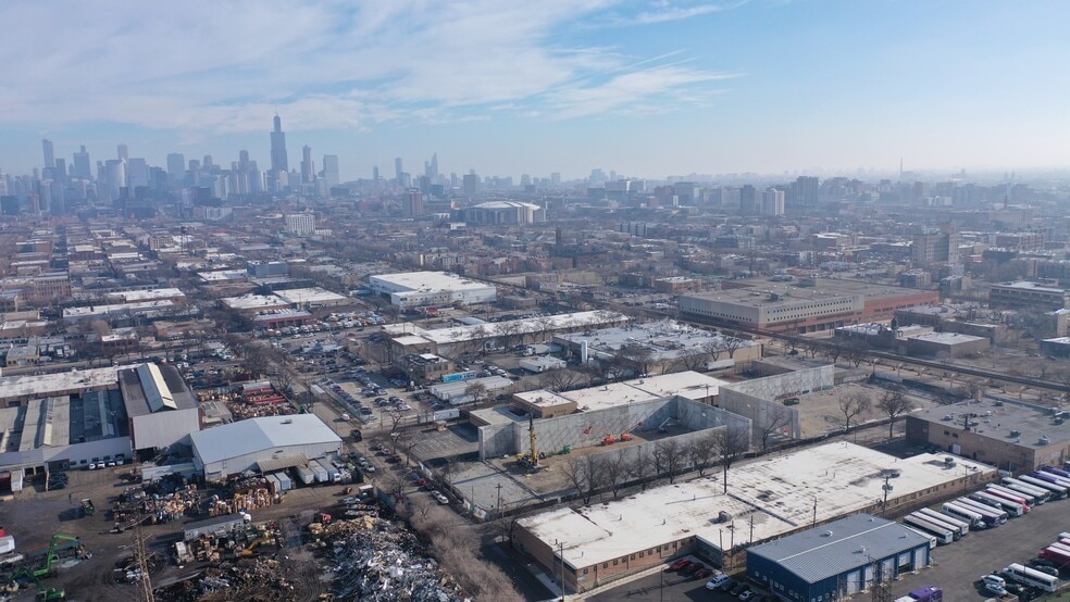 2519 W Fulton St, Chicago, IL for lease - Building Photo - Image 2 of 4