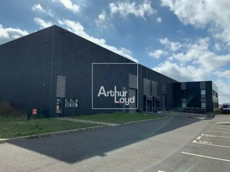 Industrial in Lieusaint for lease - Building Photo - Image 2 of 2