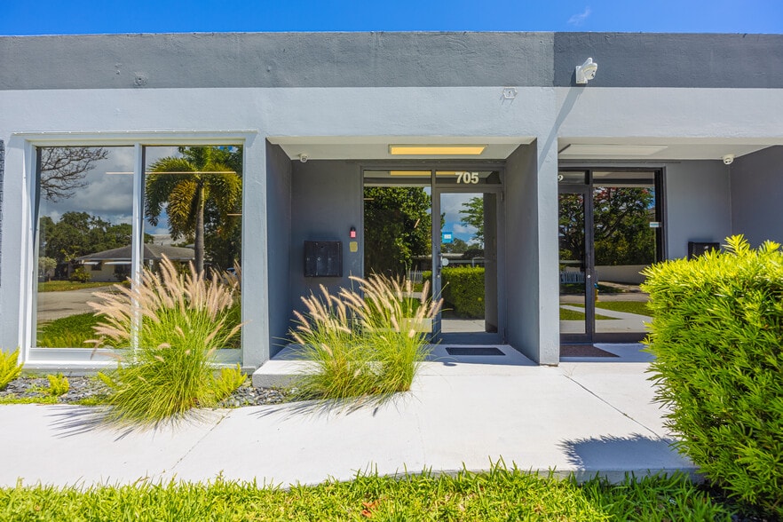 705 Bond Way, Delray Beach, FL à vendre - Photo du bâtiment - Image 2 de 20