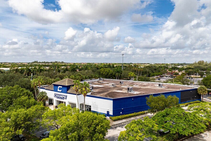 12151 Pines Blvd, Pembroke Pines, FL à louer - Photo du bâtiment - Image 2 de 4