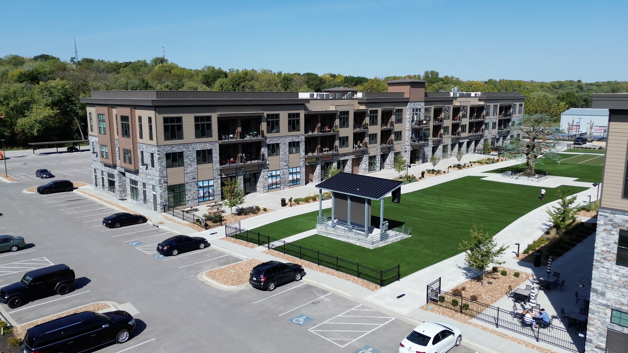 15325 Old Town Dr, Parkville, MO for lease Building Photo- Image 1 of 27