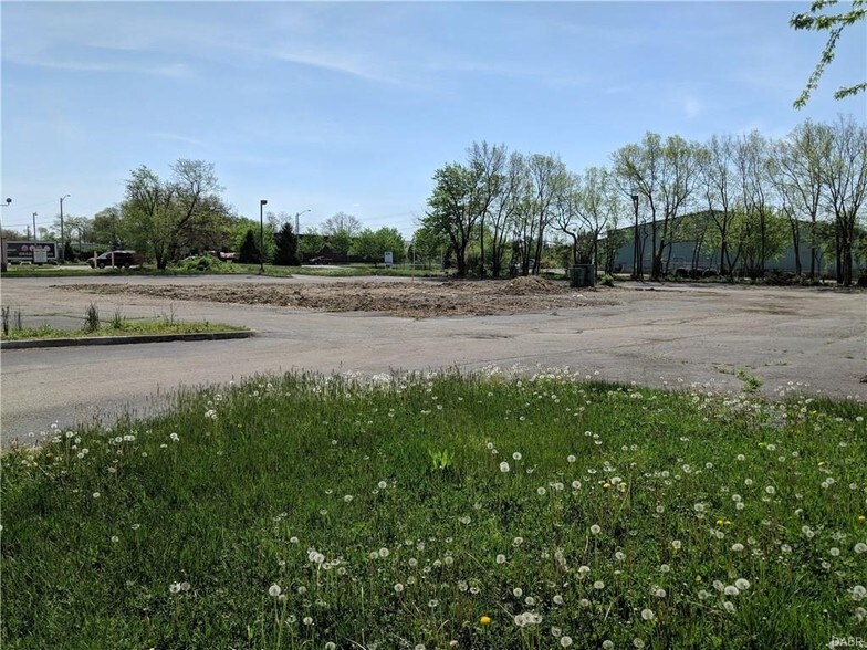 630 E Dixie Dr, Dayton, OH à vendre - Photo du bâtiment - Image 3 de 11