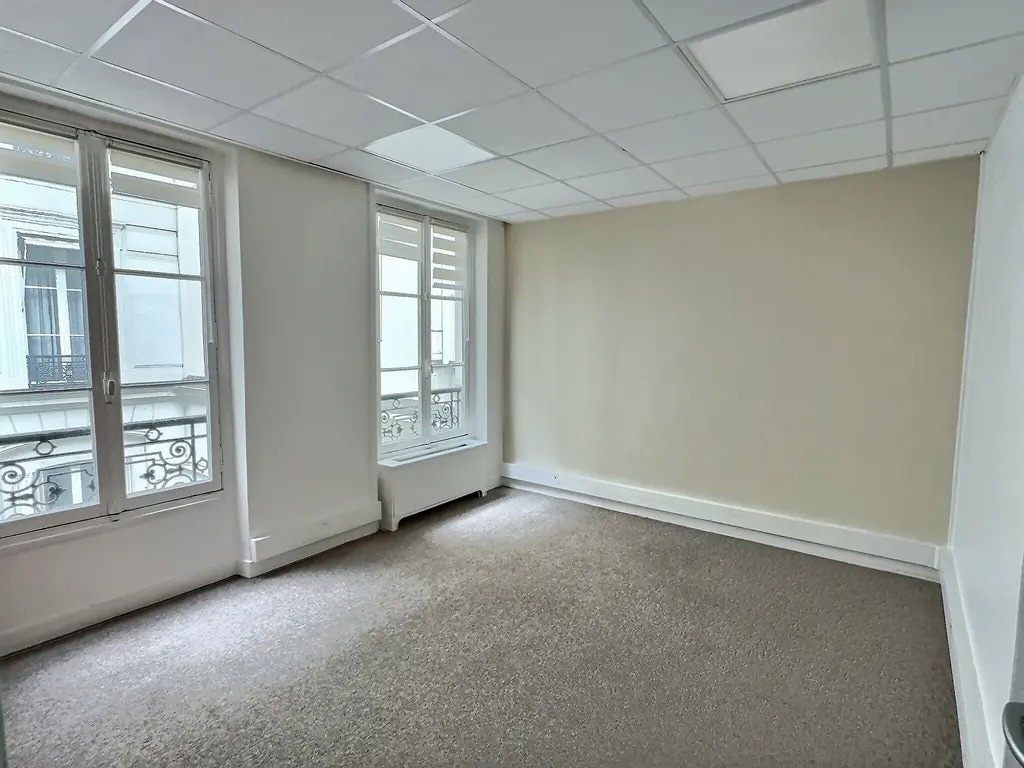 Office in Paris for lease Interior Photo- Image 1 of 9