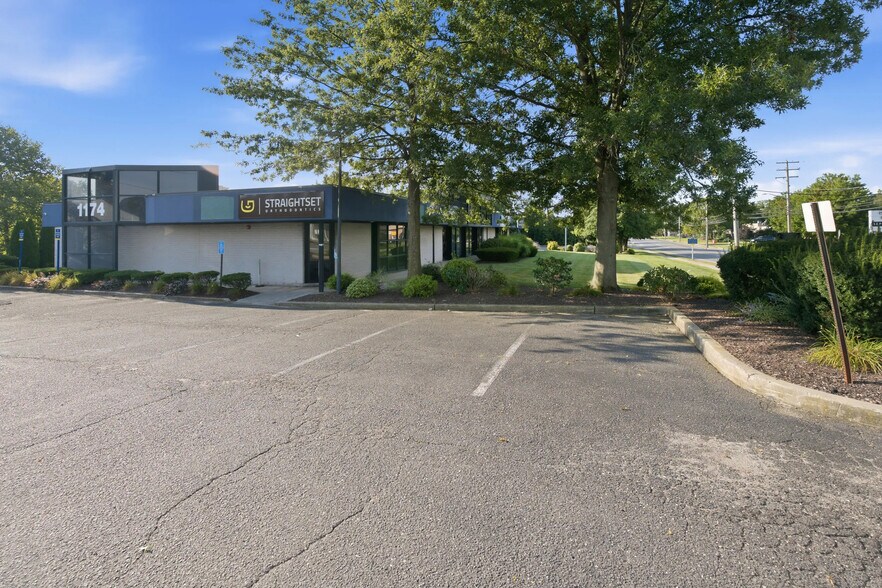 1174 Route 112, Port Jefferson Station, NY à louer - Photo du bâtiment - Image 2 de 8