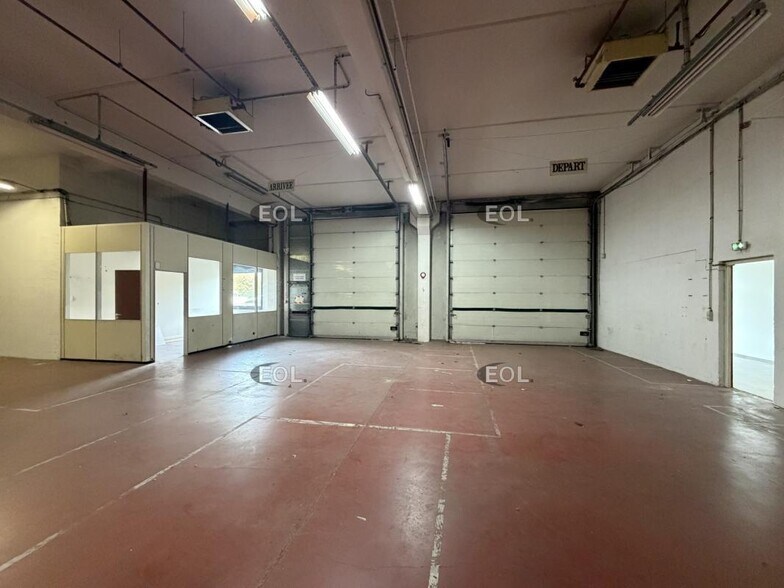 Flex in Lisses for lease - Interior Photo - Image 2 of 2