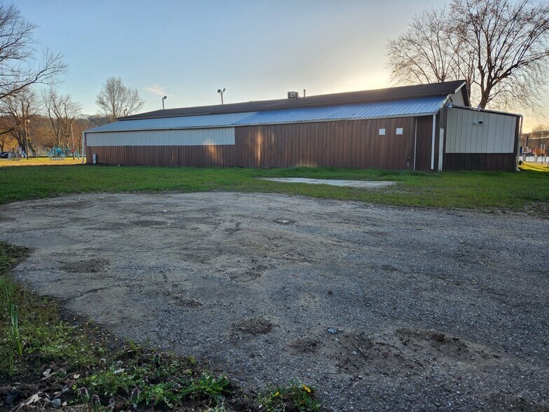 107 13th St, Moundsville, WV à vendre - Photo du bâtiment - Image 2 de 13