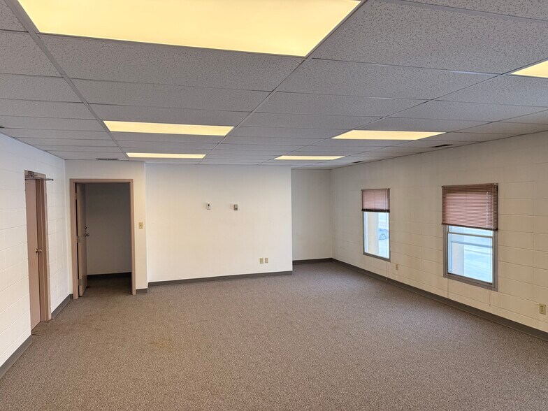 2117 84 Av NW, Edmonton, AB à louer - Photo du bâtiment - Image 2 de 6
