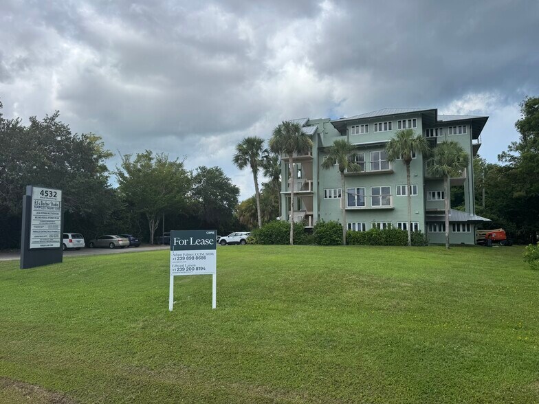 4532 Tamiami Trl E, Naples, FL à louer - Photo du bâtiment - Image 3 de 7