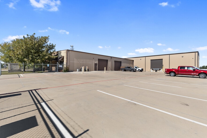 1201 S Commercial Blvd, Arlington, TX for lease - Building Photo - Image 2 of 32