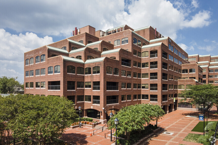 1320 Braddock Pl, Alexandria, VA à louer - Photo du bâtiment - Image 1 de 9