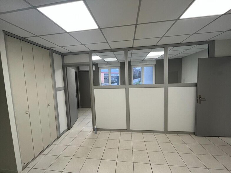 Office in Besançon for lease - Building Photo - Image 3 of 8