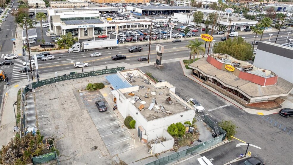 15554 Roscoe Blvd, Van Nuys, CA à louer - Photo du bâtiment - Image 3 de 18