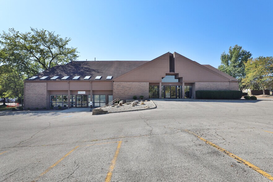 555 W Schrock Rd, Westerville, OH à vendre - Photo du bâtiment - Image 2 de 38