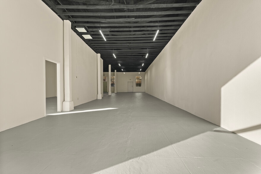 Office/Retail in Los Angeles, CA for lease - Building Photo - Image 2 of 16