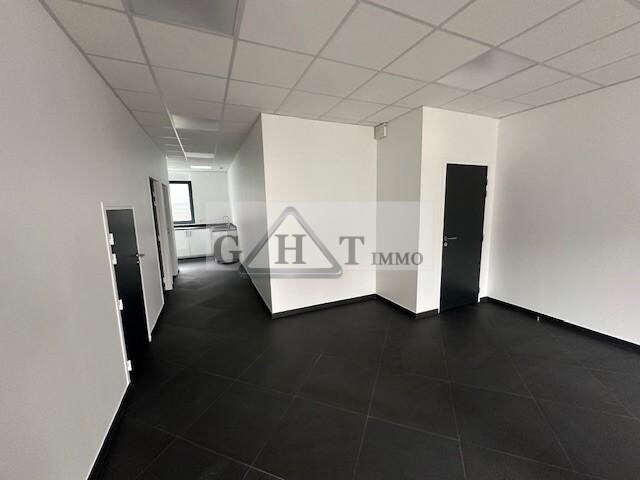 Office in Saint-Pierre-du-Perray for lease - Interior Photo - Image 1 of 9