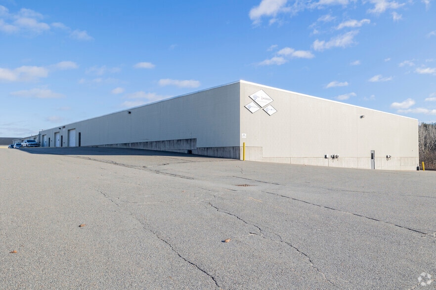 Leominster Commerce Center portefeuille de 4 propriétés à vendre sur LoopNet.ca - Photo du bâtiment - Image 2 de 9
