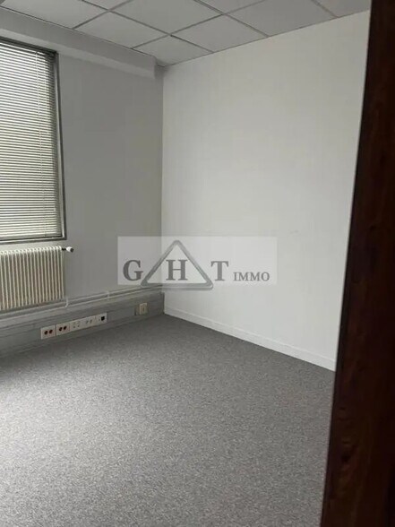 Office in La Courneuve for lease - Interior Photo - Image 2 of 6
