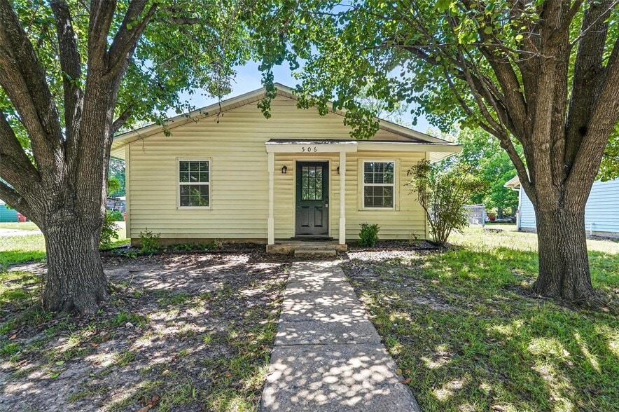 506 E 15th St, Bonham, TX à vendre - Photo principale - Image 1 de 1