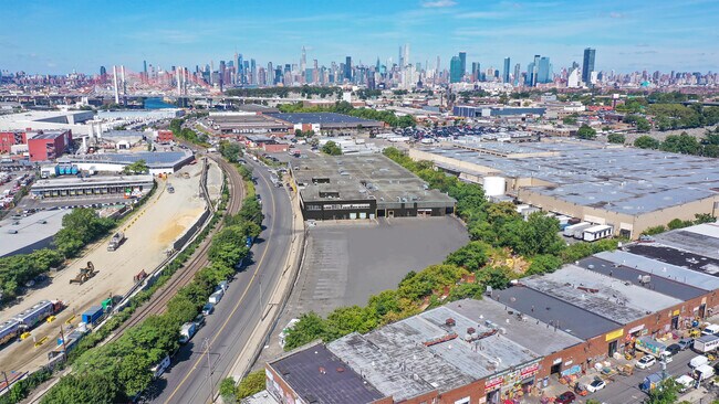 Plus de détails pour 50-35 56th Rd, Maspeth, NY - Bureau, Industriel à louer