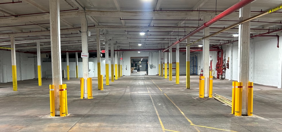738 W Cypress St, Kennett Square, PA for lease - Building Photo - Image 3 of 9