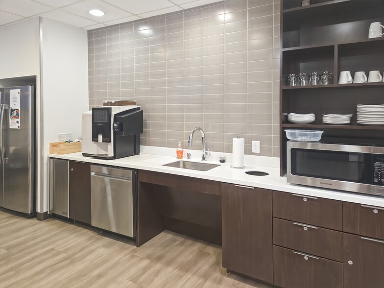2000 E lamar Blvd, Arlington, TX for lease - Interior Photo - Image 2 of 15