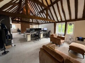 10-12 The Broadway, Beaconsfield à louer Photo intérieure- Image 2 de 4