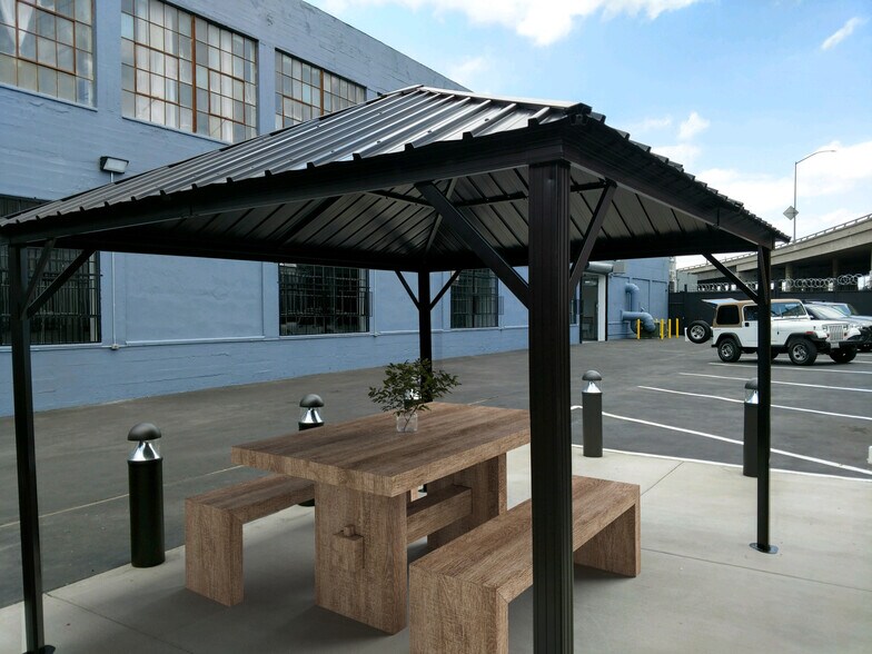 1515 Compton Ave, Los Angeles, CA à louer - Photo du bâtiment - Image 3 de 21