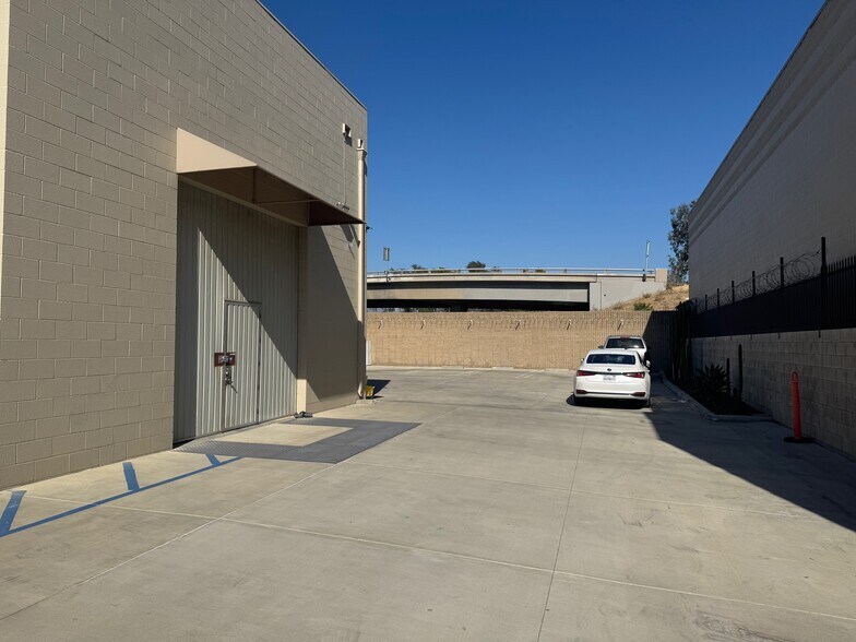 8588 Telfair Ave, Sun Valley, CA à louer - Photo du bâtiment - Image 2 de 13