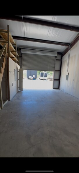 18281 FM 150 W, Driftwood, TX à louer - Photo du bâtiment - Image 3 de 6