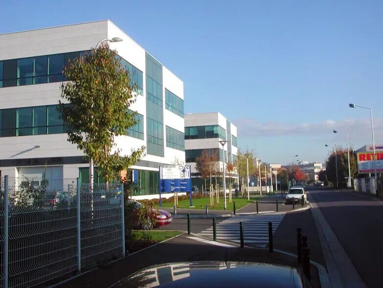 Bureau dans Nanterre à louer - Photo du bâtiment - Image 1 de 2