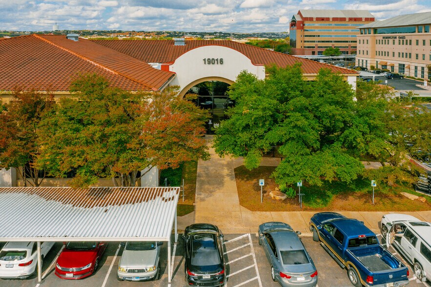 19016 Stone Oak Pky, San Antonio, TX à louer - Photo du bâtiment - Image 2 de 17