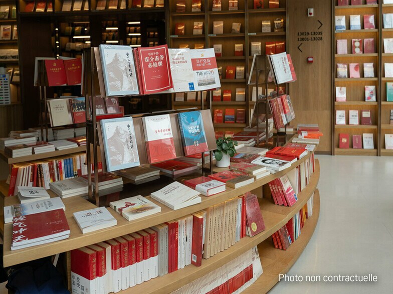 Retail in Lyon for lease - Interior Photo - Image 1 of 4