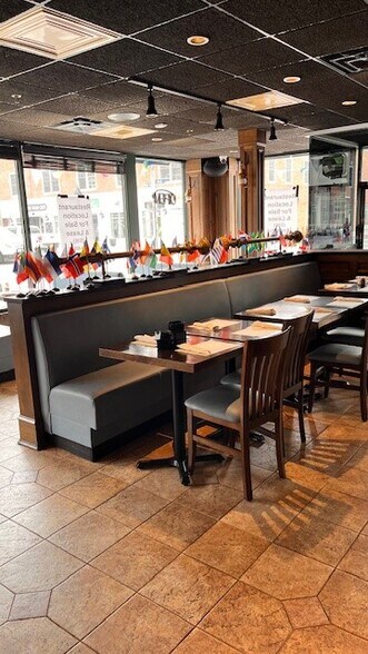 1 W Main St, Bay Shore, NY à louer - Photo intérieure - Image 3 de 14