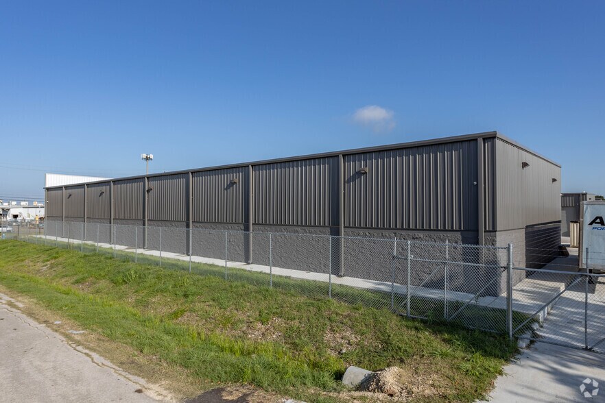 8918 Winkler Dr, Houston, TX à louer - Photo du bâtiment - Image 3 de 5