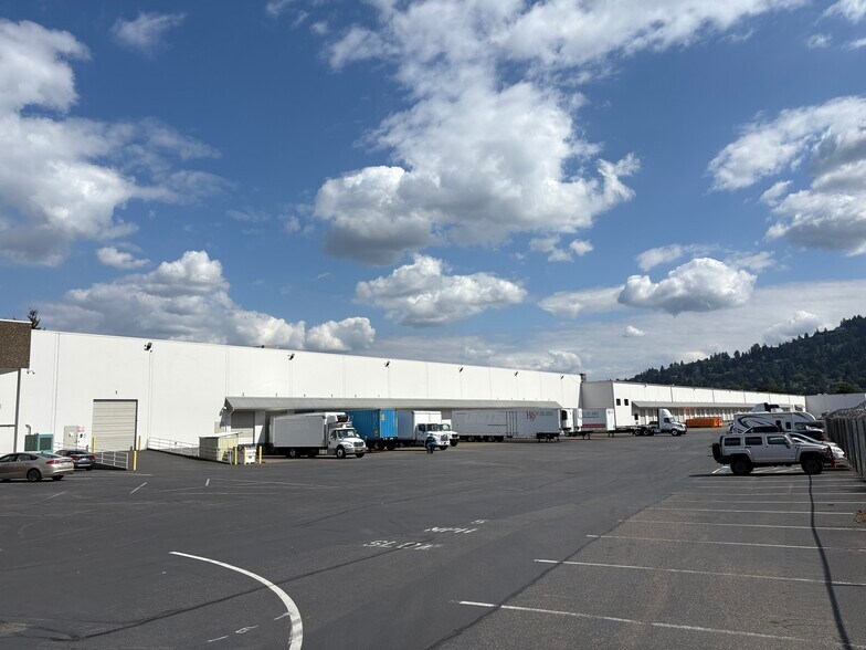 3601 NW Yeon Ave, Portland, OR à louer - Photo du bâtiment - Image 2 de 4