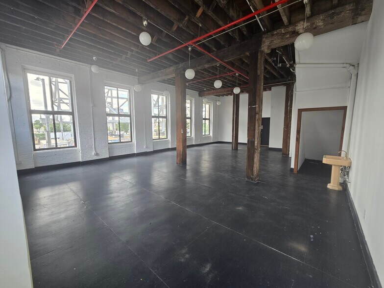 51-69 9th St, Brooklyn, NY à louer - Photo du bâtiment - Image 3 de 8